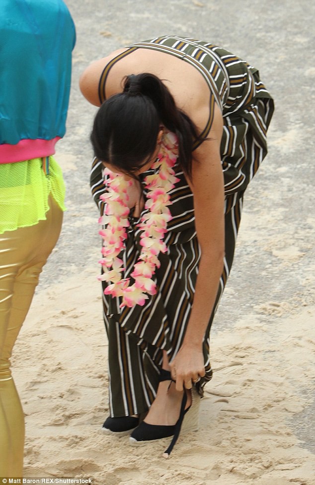 Meghan táo bạo mặc váy maxi ra biển, thậm chí phá vỡ quy tắc hoàng gia mà đến Công nương Diana còn phải kiêng dè-2