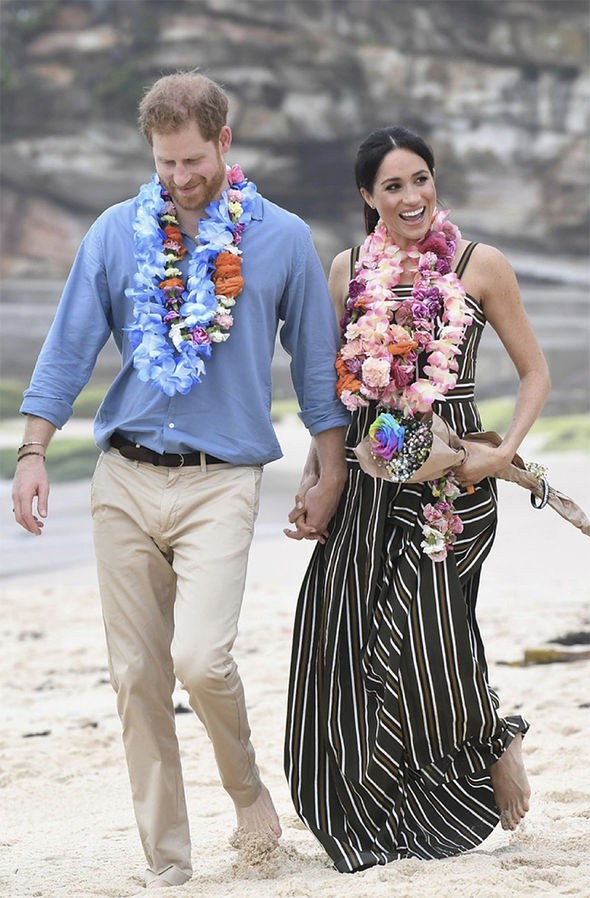 Meghan táo bạo mặc váy maxi ra biển, thậm chí phá vỡ quy tắc hoàng gia mà đến Công nương Diana còn phải kiêng dè-3