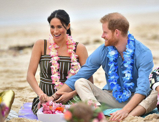Meghan táo bạo mặc váy maxi ra biển, thậm chí phá vỡ quy tắc hoàng gia mà đến Công nương Diana còn phải kiêng dè-5