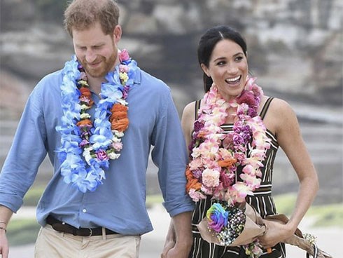 Meghan táo bạo mặc váy maxi ra biển, thậm chí phá vỡ quy tắc hoàng gia mà đến Công nương Diana còn phải kiêng dè