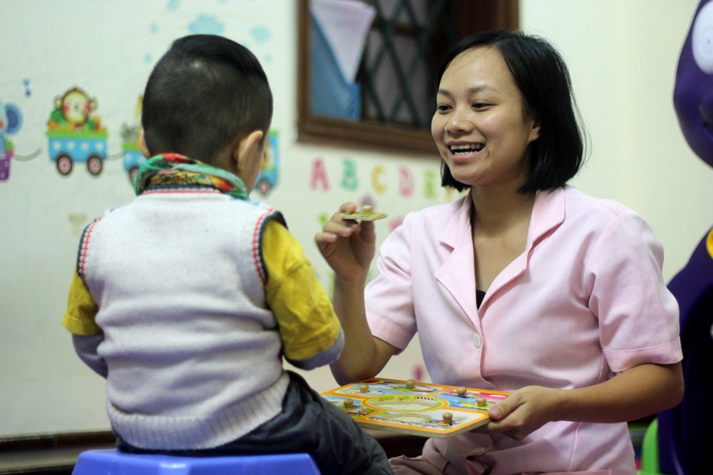 Cho học tiếng Anh từ 3 tháng tuổi, cha mẹ tá hỏa khi con rối loạn ngôn ngữ-1