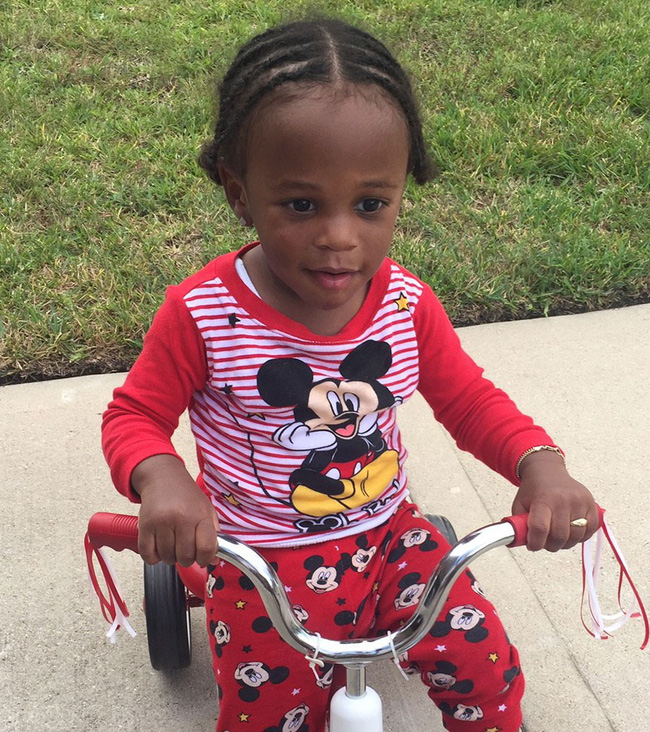 Vứt bé trai 2 tuổi trước nhà người lạ, đập cửa rồi bỏ chạy, người phụ nữ bị cảnh sát khởi tố-1