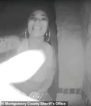 Vứt bé trai 2 tuổi trước nhà người lạ, đập cửa rồi bỏ chạy, người phụ nữ bị cảnh sát khởi tố-4