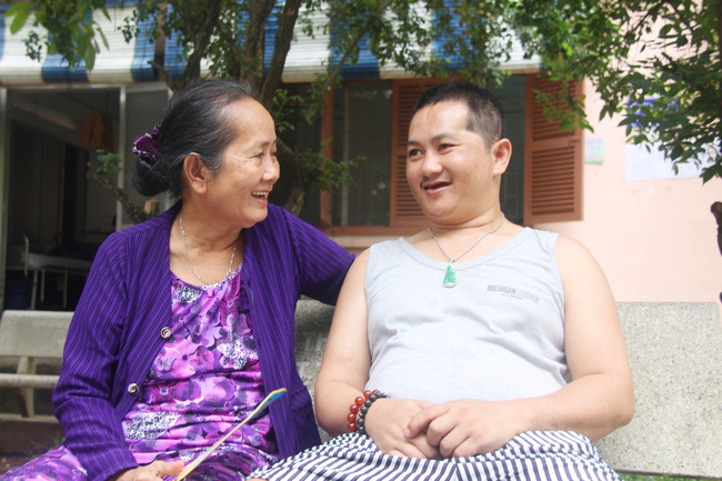 Nụ cười hạnh phúc của mẹ: 33 tuổi, đứa con trai đã biết nói, biết đi sau khi được ông trời trả lại-9