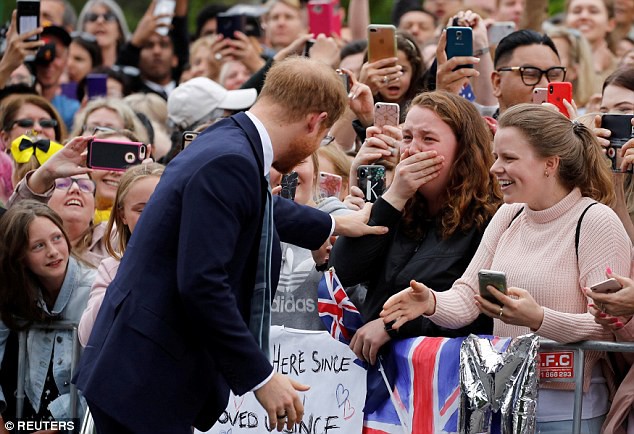 Đã có vợ và còn sắp lên chức bố nhưng Hoàng tử Harry vẫn có nhiều fan cuồng nhiệt, bằng chứng là đây chứ đâu-4