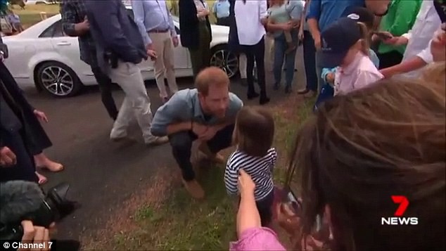 Đã có vợ và còn sắp lên chức bố nhưng Hoàng tử Harry vẫn có nhiều fan cuồng nhiệt, bằng chứng là đây chứ đâu-9