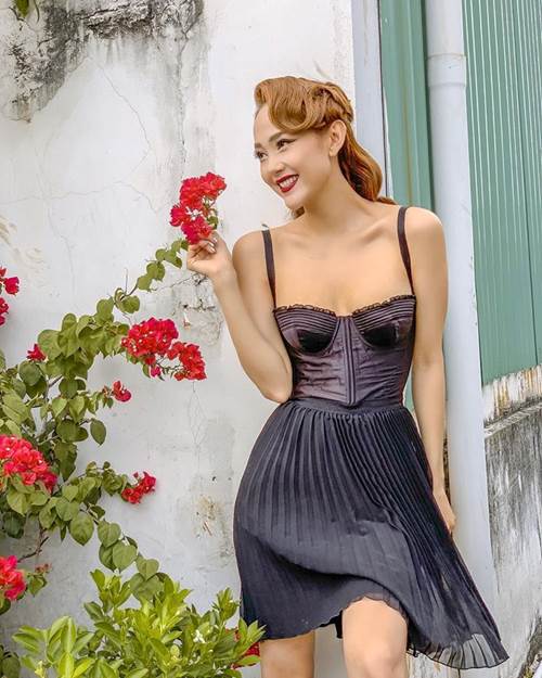Cứ diện kiểu đầm này, Minh Hằng khoe được vòng 1 cực tinh tế mà không nhức mắt-1