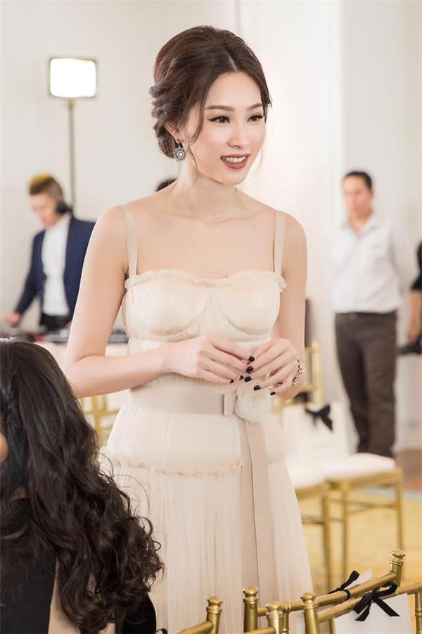 Cứ diện kiểu đầm này, Minh Hằng khoe được vòng 1 cực tinh tế mà không nhức mắt-9