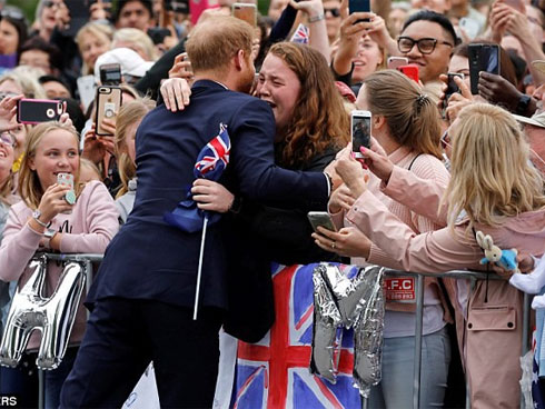 Hoàng tử Harry hé lộ Công nương Meghan Markle đang mang bầu bé gái?-6