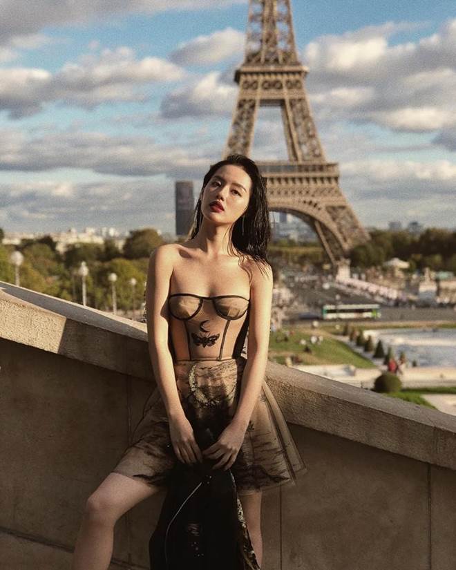 Cứ diện kiểu đầm này, Minh Hằng khoe được vòng 1 cực tinh tế mà không nhức mắt-10