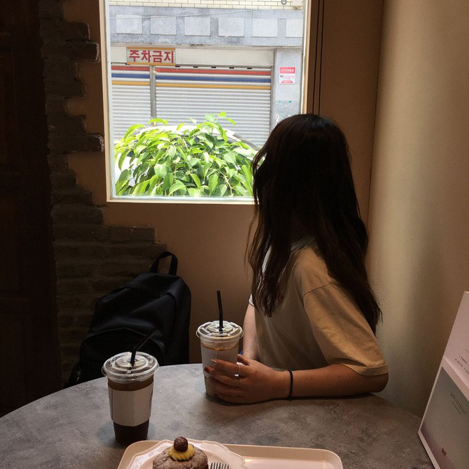 Ngúng nguẩy chia tay bạn trai vì 20/10 chỉ mua được cốc trà sữa, thua cả học sinh cấp 3 tặng nhau giày hiệu-1