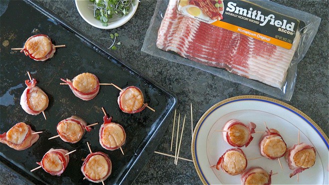 Nhân viên vô tư tè bậy cạnh dây chuyền sản xuất, nhà máy phải vứt bỏ gần 23 tấn thịt lợn-3