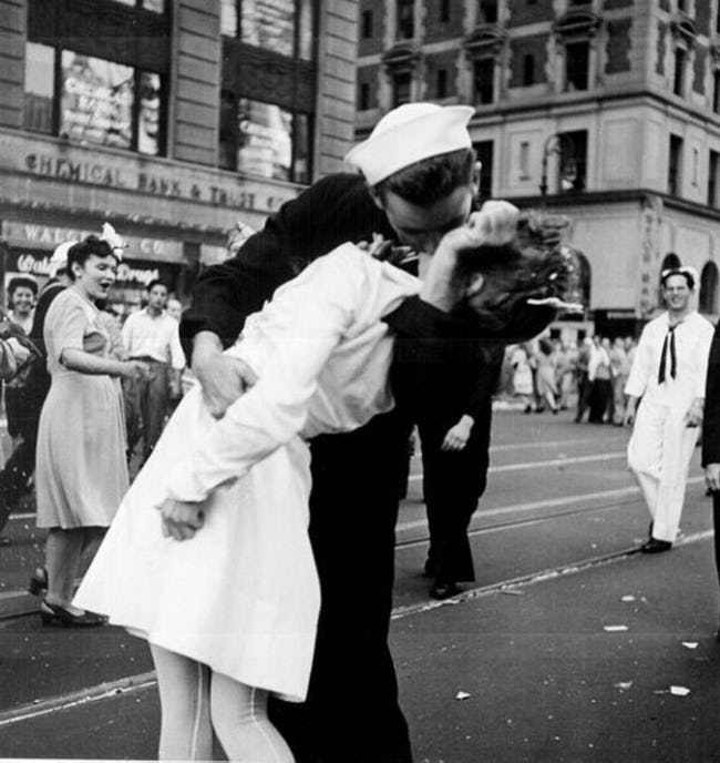 Sự thật về nụ hôn trên quảng trường nổi tiếng không hề lãng mạn như bạn tưởng-2