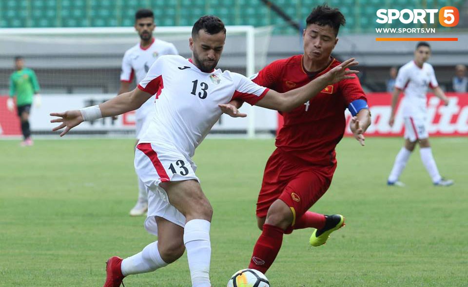 U19 Việt Nam 1-2 U19 Jordan: Hậu vệ U19 Việt Nam tức giận khi đội bạn thiếu fair-play-1