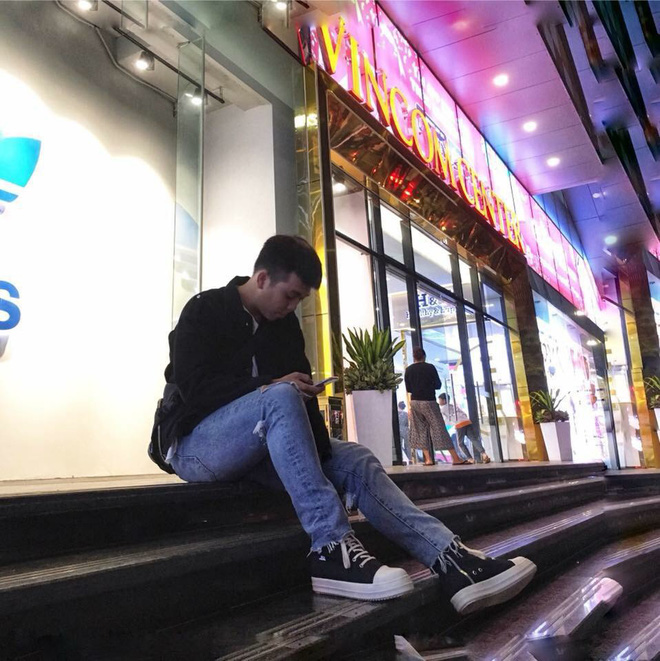 Nam sinh tiết kiệm từng đồng tiền lẻ mua quà 20-10 và hành động của anh bán giày khiến người đọc ấm lòng-2