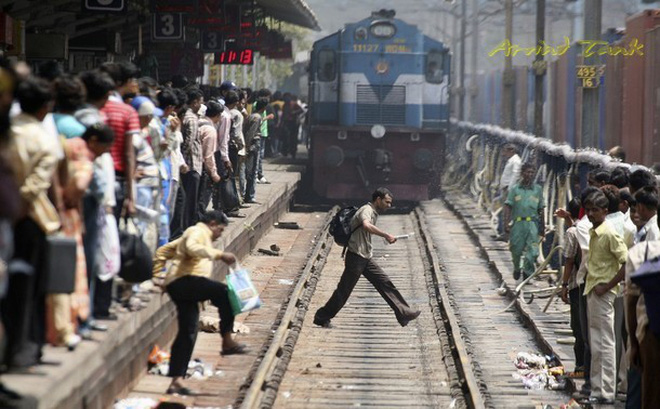 Ấn Độ: Tàu hỏa lao vào đám đông đang xem lễ hội, ít nhất 50 người tử vong-1