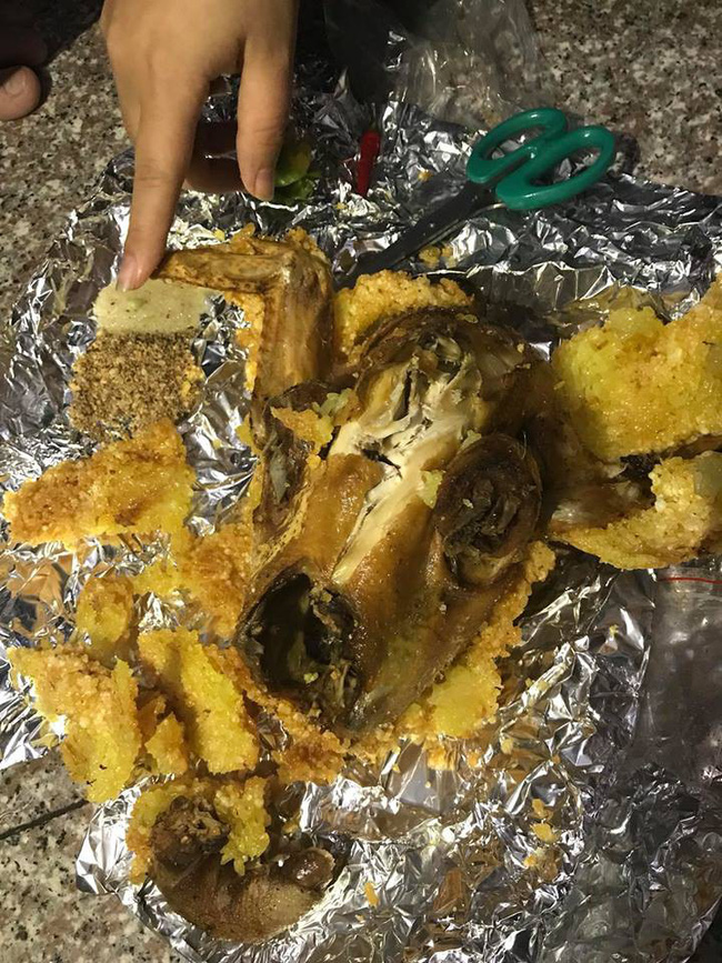 Gọi gà không lối thoát về ăn mừng 20/10, cô nàng uất hận vì nhận được gà suy dinh dưỡng bọc xi-măng-2