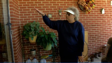 Đang đi ăn trộm thì đói bụng, gã đàn ông xuống bếp chiên trứng, luôn tiện tắm rửa và giặt đồ rồi bị tóm cổ-1