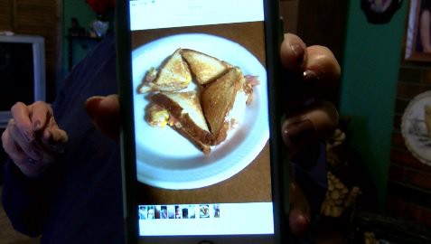 Đang đi ăn trộm thì đói bụng, gã đàn ông xuống bếp chiên trứng, luôn tiện tắm rửa và giặt đồ rồi bị tóm cổ-3