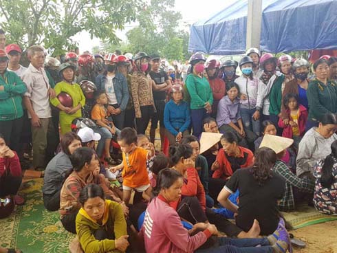 Vụ gia đình 4 người treo cổ tử vong: Cha già chết lặng chứng kiến 4 chiếc quan tài trong căn nhà xây dở-7