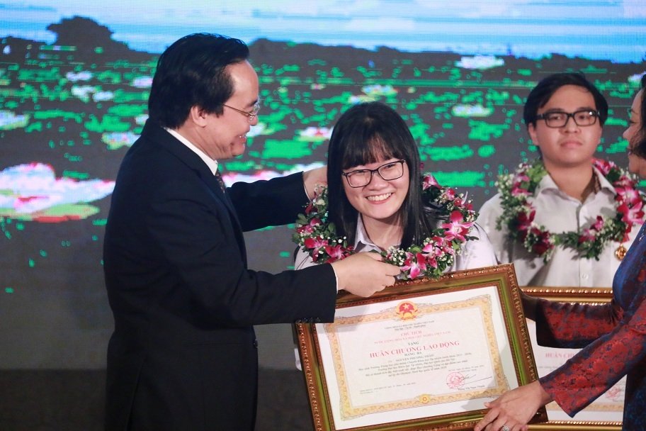 Hai học sinh được nhận Huân chương Lao động hạng Ba-1