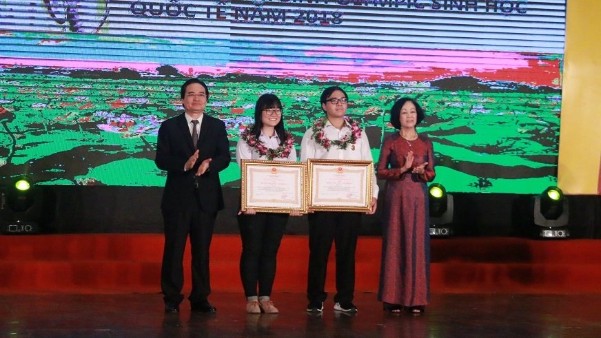 Hai học sinh được nhận Huân chương Lao động hạng Ba-2