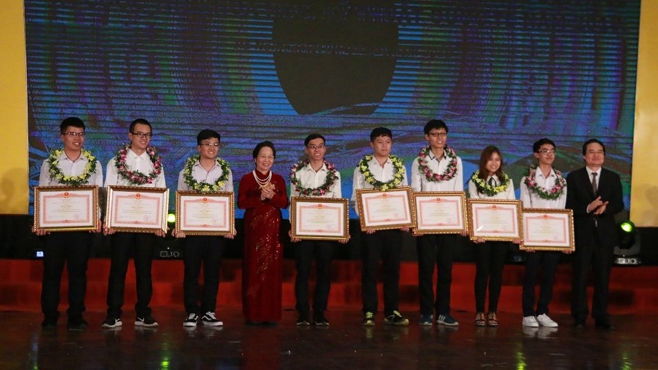 Hai học sinh được nhận Huân chương Lao động hạng Ba-3