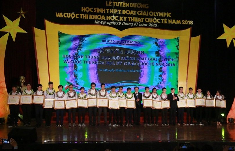 Hai học sinh được nhận Huân chương Lao động hạng Ba-4