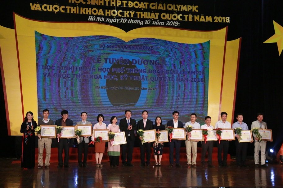 Hai học sinh được nhận Huân chương Lao động hạng Ba-5