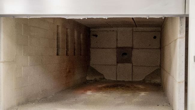 Tò mò mở thùng đồ bạn nhờ giữ, người phụ nữ hoảng hồn thấy tro và xương người, hé lộ tội ác của gã nhân viên nhà tang lễ-2