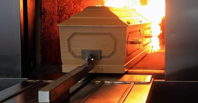 Tò mò mở thùng đồ bạn nhờ giữ, người phụ nữ hoảng hồn thấy tro và xương người, hé lộ tội ác của gã nhân viên nhà tang lễ-3