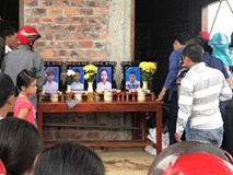 Vụ gia đình 4 người treo cổ tử vong: Cha già chết lặng chứng kiến 4 chiếc quan tài trong căn nhà xây dở Vụ gia đình 4 người treo cổ tử vong: Cha già chết lặng chứng kiến 4 chiếc quan tài trong căn nhà xây dở