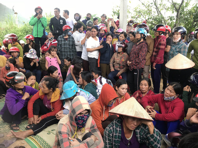 Vụ gia đình 4 người treo cổ tử vong: Cha già chết lặng chứng kiến 4 chiếc quan tài trong căn nhà xây dở-4