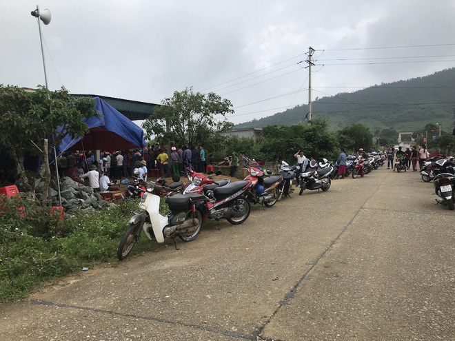 Vụ gia đình 4 người treo cổ tử vong: Cha già chết lặng chứng kiến 4 chiếc quan tài trong căn nhà xây dở-1