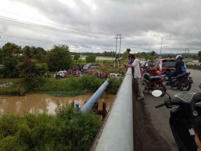 Cả gia đình nhảy sông tự tử, con trai cả thay đổi ý định phút chót, lên bờ kể lý do khiến mọi người sốc-1