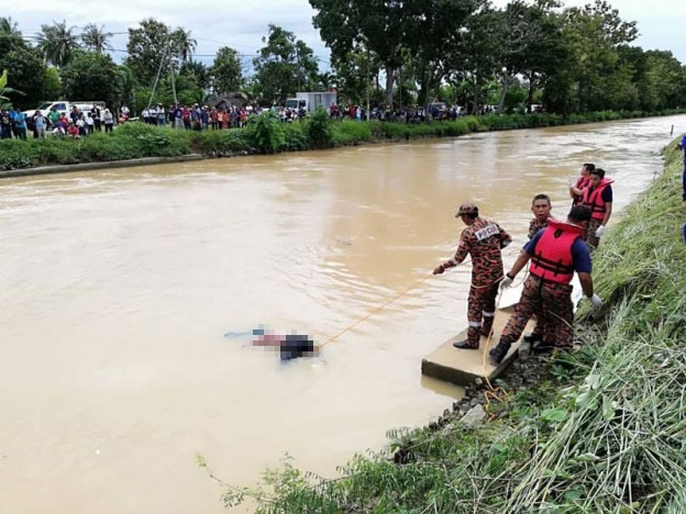 Cả gia đình nhảy sông tự tử, con trai cả thay đổi ý định phút chót, lên bờ kể lý do khiến mọi người sốc-2
