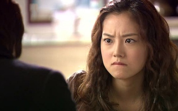 Bị vợ cấp dưới đánh ghen, nữ giám đốc cố thủ trong phòng tắm-1