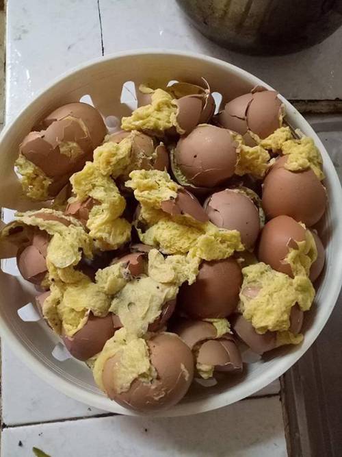 Học đòi làm theo trên mạng, cô gái khiến dân mạng tá hỏa với món trứng thoát xác”-1