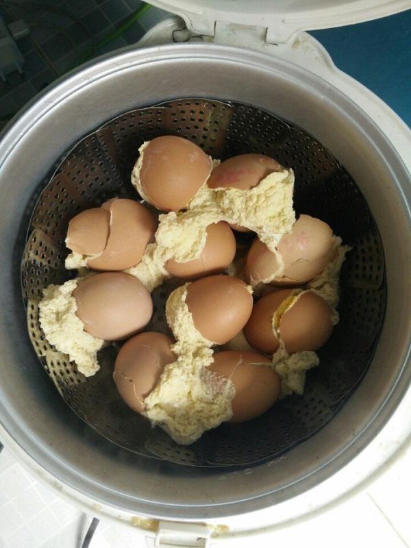 Học đòi làm theo trên mạng, cô gái khiến dân mạng tá hỏa với món trứng thoát xác”-3