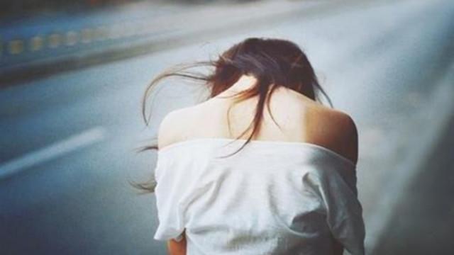 Chồng một mình chống lại cả thế giới khi bị nhà vợ bắt quả tang cầm hoa quà, chở người phụ nữ lạ ngày 20/10-3