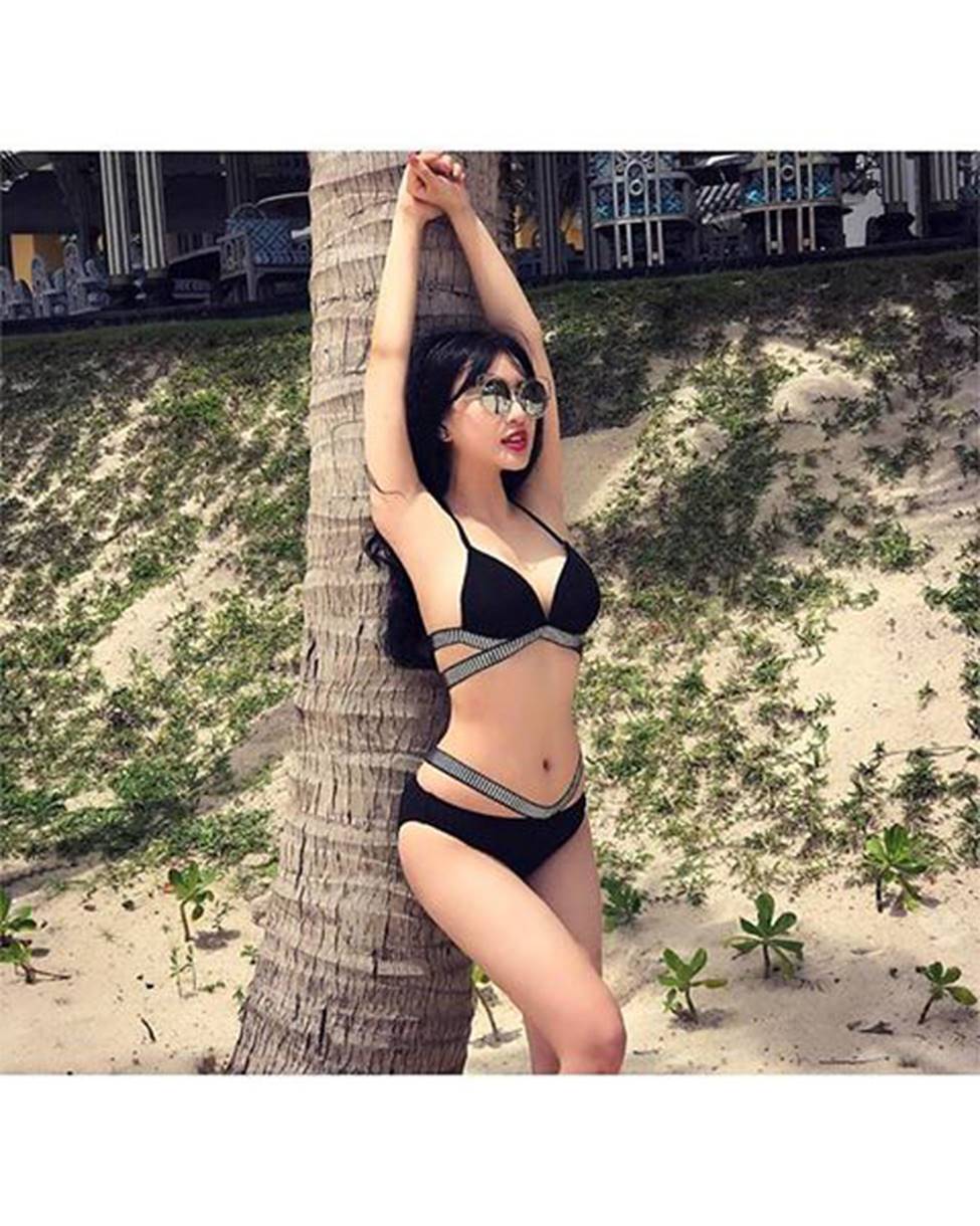 Thiếu nữ con nhà giàu nóng bỏng đốt mắt với bikini-13
