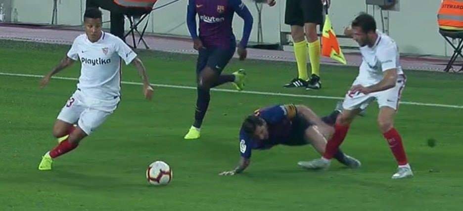 Messi gãy tay rùng rợn sau pha tiếp đất lỗi, băng bó ngay trên sân và chắc chắn vắng mặt ở trận Siêu kinh điển-1