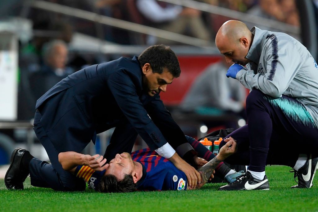 Messi gãy tay rùng rợn sau pha tiếp đất lỗi, băng bó ngay trên sân và chắc chắn vắng mặt ở trận Siêu kinh điển-5