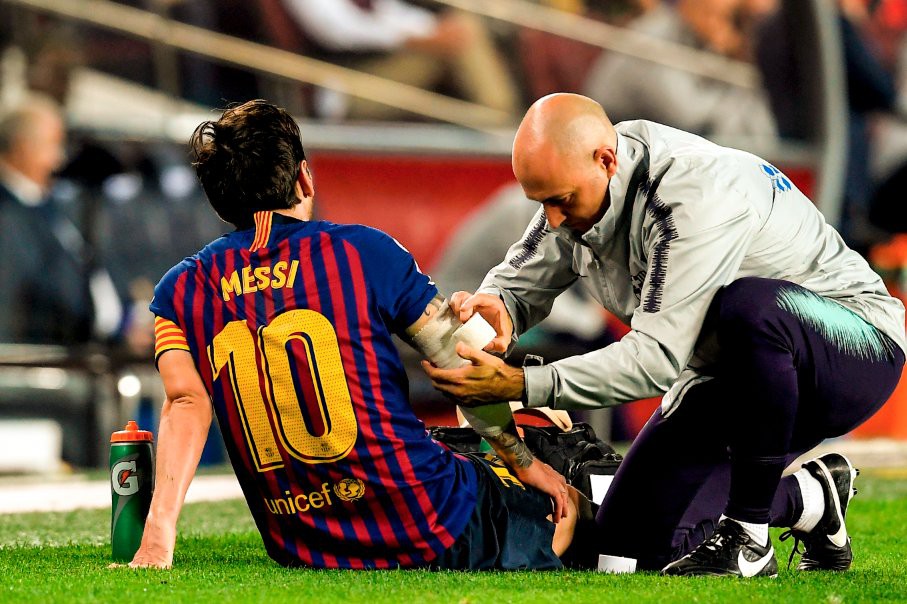 Messi gãy tay rùng rợn sau pha tiếp đất lỗi, băng bó ngay trên sân và chắc chắn vắng mặt ở trận Siêu kinh điển-6