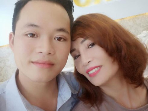 Chú rể 26 tự dành dụm tiền tặng vợ 62 tuổi quà 20/10 là kim cương