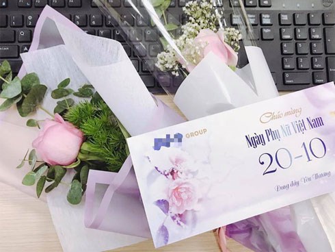 Vợ trẻ bị chồng giận vì món quà 20/10 của đồng nghiệp nam, dân mạng lại vẽ ra 