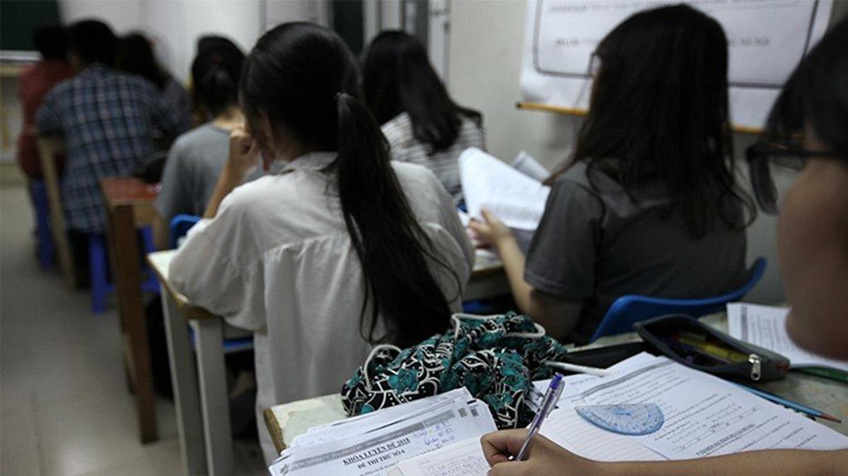 Phụ huynh sốt ruột với môn thứ tư kỳ thi lớp 10-2