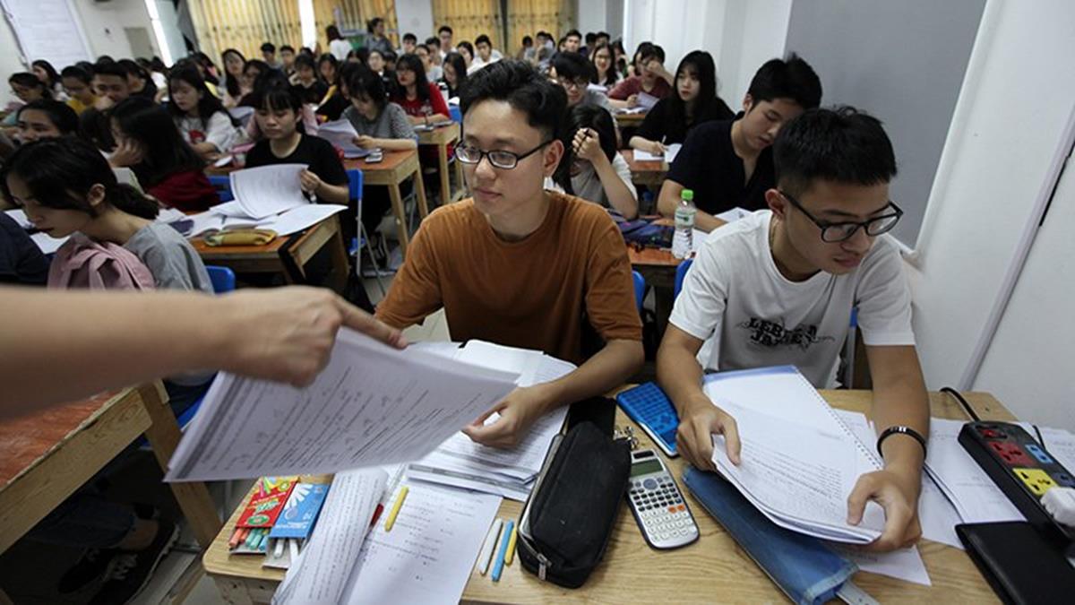 Phụ huynh sốt ruột với môn thứ tư kỳ thi lớp 10-3