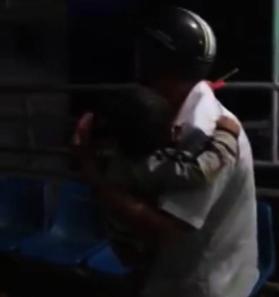 Bệnh viện vắng tanh, cha ôm con máu chảy đầm đìa chờ bác sĩ-3