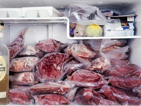 5 người phải nhập viện cấp cứu chỉ vì ăn thịt đông đá trong tủ lạnh-1